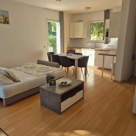 Luxury Two-floor In With Garden And Pool Apartment *