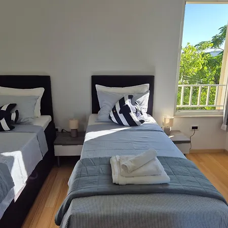 Luxury Two-floor In With Garden And Pool Apartment *