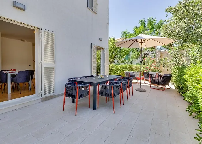 Luxury Two-floor In With Garden And Pool 佩特坎内