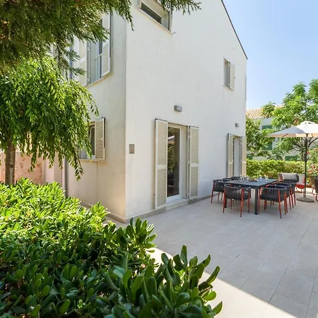 Luxury Two-floor In With Garden And Pool Petrcane