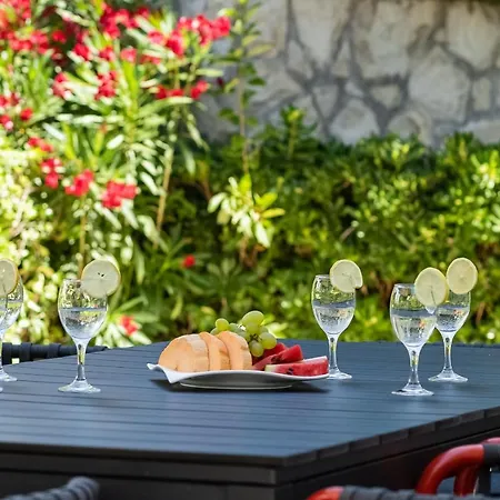 Apartmán Luxury Two-floor In With Garden And Pool