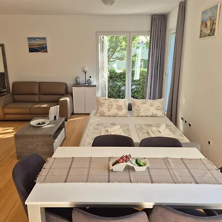 Apartmán Luxury Two-floor In With Garden And Pool