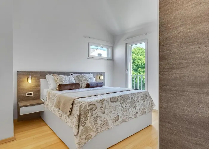 Luxury Two-floor In With Garden And Pool Apartamento Petrčane