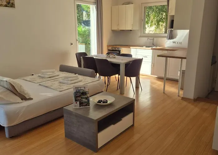 Luxury Two-floor In With Garden And Pool Διαμέρισμα *